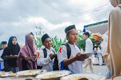 Unesa dan Pemkab Magetan Perkuat Kepedulian Sosial Lewat Aksi Berbagi Paket Takjil dan Santunan di Bulan Ramadhan