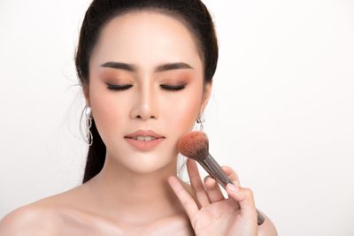 Kenali Shading dalam Makeup agar Wajah Terlihat Lebih Tirus dan Berdimensi