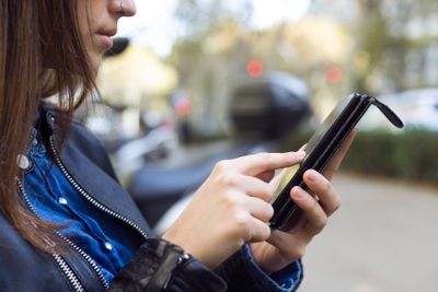 Sering Dihubungi Nomor WhatsApp Tak Dikenal? Ini 3 Cara Melacaknya