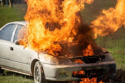 5 Arti Mimpi Mobil Terbakar Menurut Primbon Jawa, Pertanda Apa?