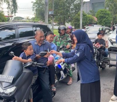 OSIS SMAN 7 Banda Aceh Turun ke Jalan, 400 Paket Takjil Dibagikan di Simpang Jam