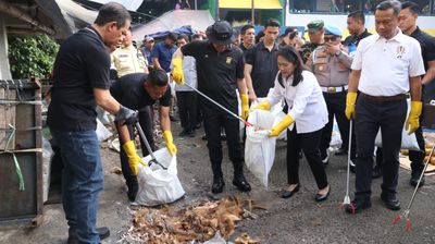 Dukung Gerakan ASRI Presiden, Kapolda Metro dan Sejumlah Menteri Bersihkan Pasar Kramat Jati