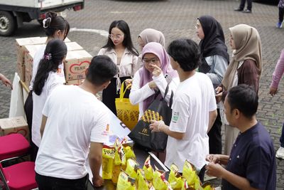 Garuda TV Bersama Sinar Mas Gelar Bazar Ramadan: Sediakan 3.000 Liter Minyak Goreng Bersubsidi dan Penyerahan 1.000 Mushaf Al-Qur an