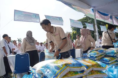 Korpri Lampung Bagikan Sembako ke 1.101 ASN, Gelar Pasar Murah dan Bazar UMKM