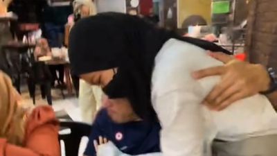 Momen Haru Ayah Tidak Kuasa Menahan Tangis Saat Anak Perempuannya dari Luar Negeri Pulang Kampung Diam-diam