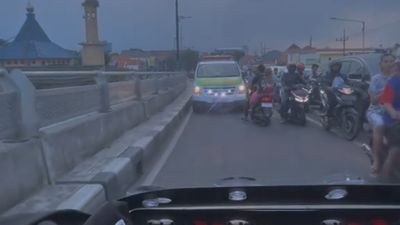 Momen Dua Ambulance dalam Situasi Darurat Berhadapan di Sidoarjo, Mana yang Ngalah?
