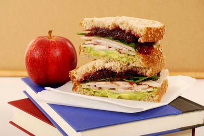 Kamu Sandwich Generation? Ini Cara Mengatur Keuangan agar Tidak Kewalahan