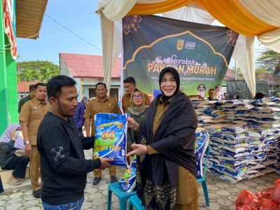 Jelang Lebaran, Illiza Sa aduddin Djamal Tinjau Gerakan Pangan Murah di Banda Aceh