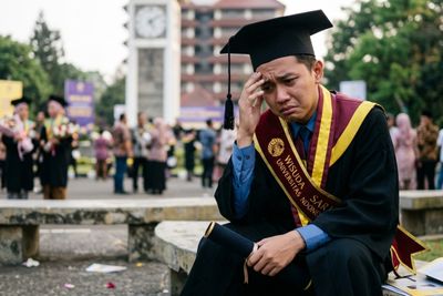 Insecure Usai Lulus Kuliah? Kenali Fase Post-Graduation Blues dan Cara Mengatasinya