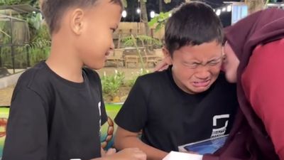 Mengira Orang Tua Pilih Kasih, Reaksi Kakak Saat Adik Dapat Tablet Bikin Netizen Haru