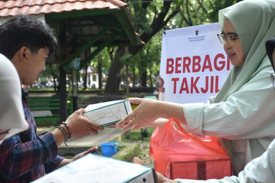 Ribuan Mahasiswa Serbu Takjil Ramadan di Universitas Hasanuddin, 1.450 Paket Ludes dalam Hitungan Menit!