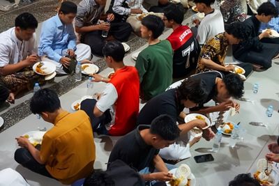 Tertib dan Nyaman, Masjid Raden Patah UB Terapkan Sistem Kupon untuk Ribuan Jamaah Buka Puasa