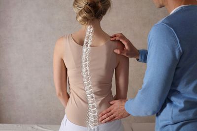 Kesulitan Membedakan Lordosis, Kifosis, dan Skoliosis? Ini Penjelasan Lengkapnya