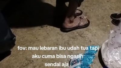 Cewek Ini Cuma Bisa Beli Sendal Buat Ibunya Jelang Lebaran, Bikin Warganet Tergerak