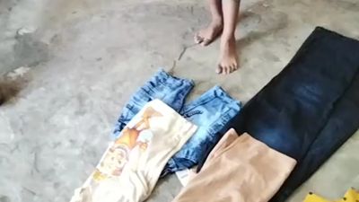 Momen Sederhana Ibu dan Anak Mencoba Baju Lebaran Baru Ini Bikin Netizen Ikut Terharu