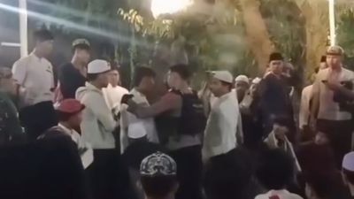 Kehusyukan Salat Witir Malam Ke-23 Ramadan di Masjid Agung Jami Kota Malang Tercoreng Gangguan Petasan