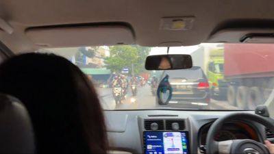 Cewek Ini Gagah Berani Tantang Pengendara Motor yang Lawan Arah di Jakarta