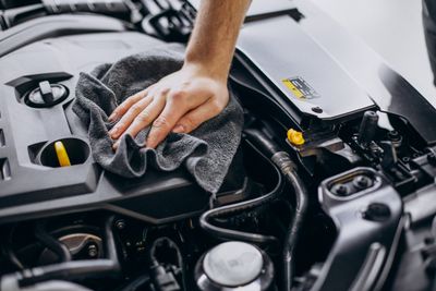 Cara Mencuci Mesin Mobil Sendiri dengan Aman dan Benar