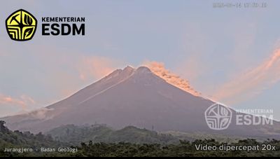 Gunung Merapi Siaga Level III Hari Ini : Terjadi 25 Kali Gempa Guguran, Muntahkan 6 Kali Guguran Lava