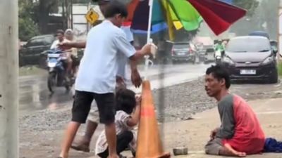 Momen Sederhana Saat Hujan, Adik Kakak Ini Bantu Bapak yang Payungnya Terbalik