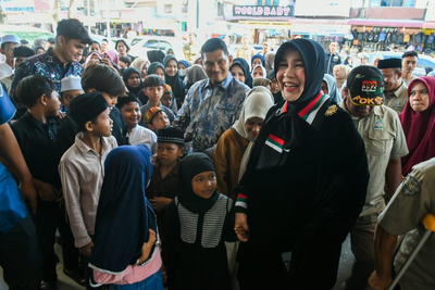 Seru! Anak Yatim di Banda Aceh Belanja Lebaran Bareng Wali Kota di Pasar Atjeh