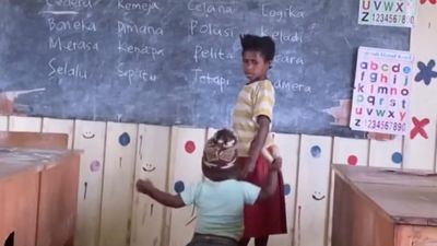 Momen Haru Siswi Papua Membawa Adik ke Sekolah Saat Ibu ke Kebun