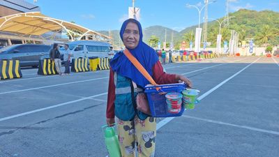 Kisah Ibu Upi, Penjual Kopi Keliling di Pelabuhan Merak yang Mengais Rezeki dari Ramainya Arus Mudik Lebaran
