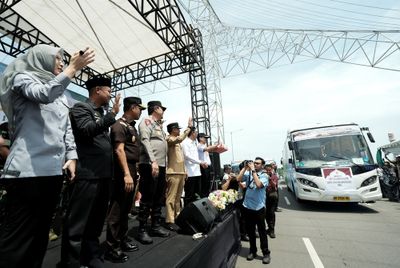 Gubernur Andi Sudirman Lepas 35 Bus Bawa 1.000 Pemudik Program Mudik Gratis Pemprov Sulsel dari CPI Makassar