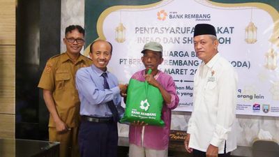 130 Warga Kurang Mampu di Rembang Terima Bantuan Paket Sembako dari BUMD Rembang