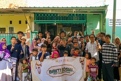 Relawan UNESA dan Mahasiswa Disabilitas Berbagi Kebahagiaan Lewat Bakti Sosial di Panti Asuhan saat Ramadhan