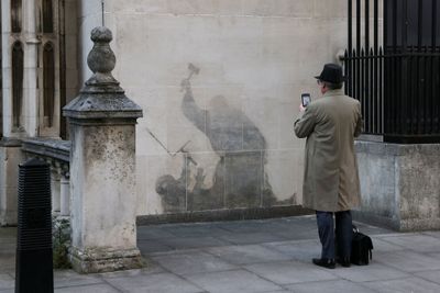 Identitas Seniman Jalanan Misterius Banksy Terkuak, Ditelusuri Hingga Ukraina