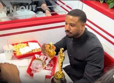 Usai Menang Oscar 2026, Michael B Jordan Pilih Rayakan Kemenangan di Kedai Burger Lokal Sambil Bawa Piala
