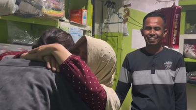 Pura-pura Jadi Pelanggan untuk Kejutkan Ibu, Momen Anak Laki-laki Pulang dari Australia Berubah Haru