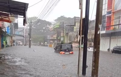 Hujan Deras Lumpuhkan Malang Raya, Banjir Rendam Sejumlah Titik hingga Setengah Mobil