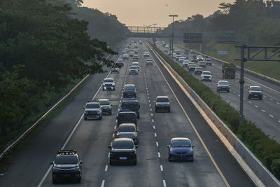 Prediksi Arus Mudik Hari Ini: Volume Kendaraan ke Jawa Masih Tinggi, One Way Nasional Berlaku!