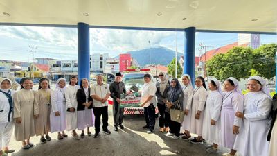 Wagub Sarbin Salurkan Bantuan Ambulans dan Fasilitas Masjid di Ternate, Perkuat Layanan Kesehatan dan Sosial