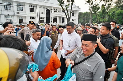 Bobby Nasution Salurkan THR untuk Pekerja Informal di Medan