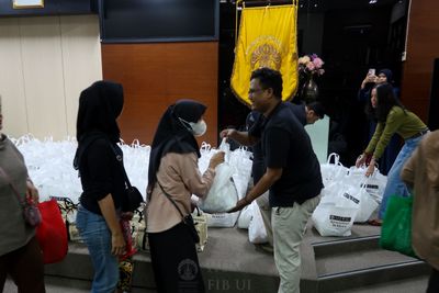 ILUNI UI FIB dan FIB UI Bagikan 180 Paket Sembako bagi Karyawan dan Warga Sekitar