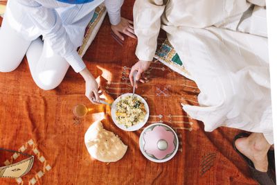 7 Adab Bertamu Saat Lebaran Menurut Islam, Jangan Sampai Bikin Tuan Rumah Risih!