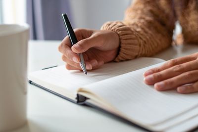 Apa Itu Teks Anekdot? Pengertian, Ciri-Ciri, Struktur, dan Contohnya