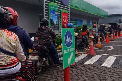 Jelang Lebaran, SPBU di Kota Malang Dipadati Warga Akibat Pasokan BBM Tersendat