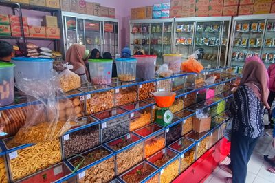 Jelang Lebaran, Toko Kue Kering Kiloan di Malang Diserbu Pembeli, Omzet Naik Tajam