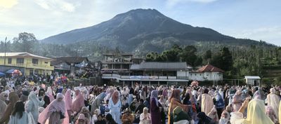 Syahdunya Salat Id dengan Pemandangan 3 Gunung yang Indah di Lapangan Gandrung Wonosobo