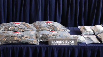 Polres Jakpus Bongkar Peredaran Sabu, Modusnya Disimpan di Ban Mobil yang Diangkut Towing