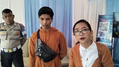 Drama Pasutri Jadi Korban Tipu-tipu Tiket KA di Stasiun Senen, Endingnya Dibantu Polisi untuk Mudik