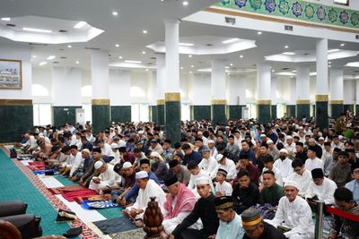 Ribuan Jamaah Padati Masjid Raya An-Nur Riau, Salat Idulfitri 1447 H Berlangsung Khidmat Meski Diguyur Hujan