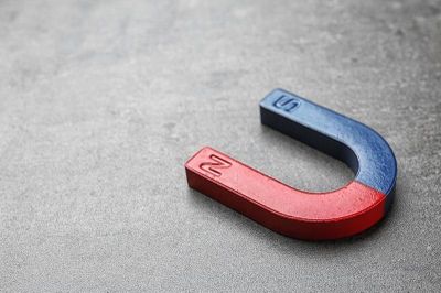 Magnet adalah: Pengertian, Sifat, Jenis, Cara Membuat, dan Contohnya