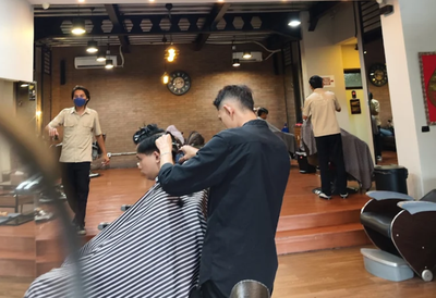 Jelang Lebaran, Pangkas Rambut Diserbu Pelanggan, Omzet Naik hingga 300 Persen