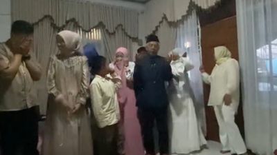 Bikin Ngakak! Video Lebaran Jadi Panjang Gara-gara Abah Terlalu Khusyuk