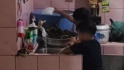 Terharu! Dua Bocah Rela Berjinjit Cuci Piring Agar Ibu Tak Kelelahan